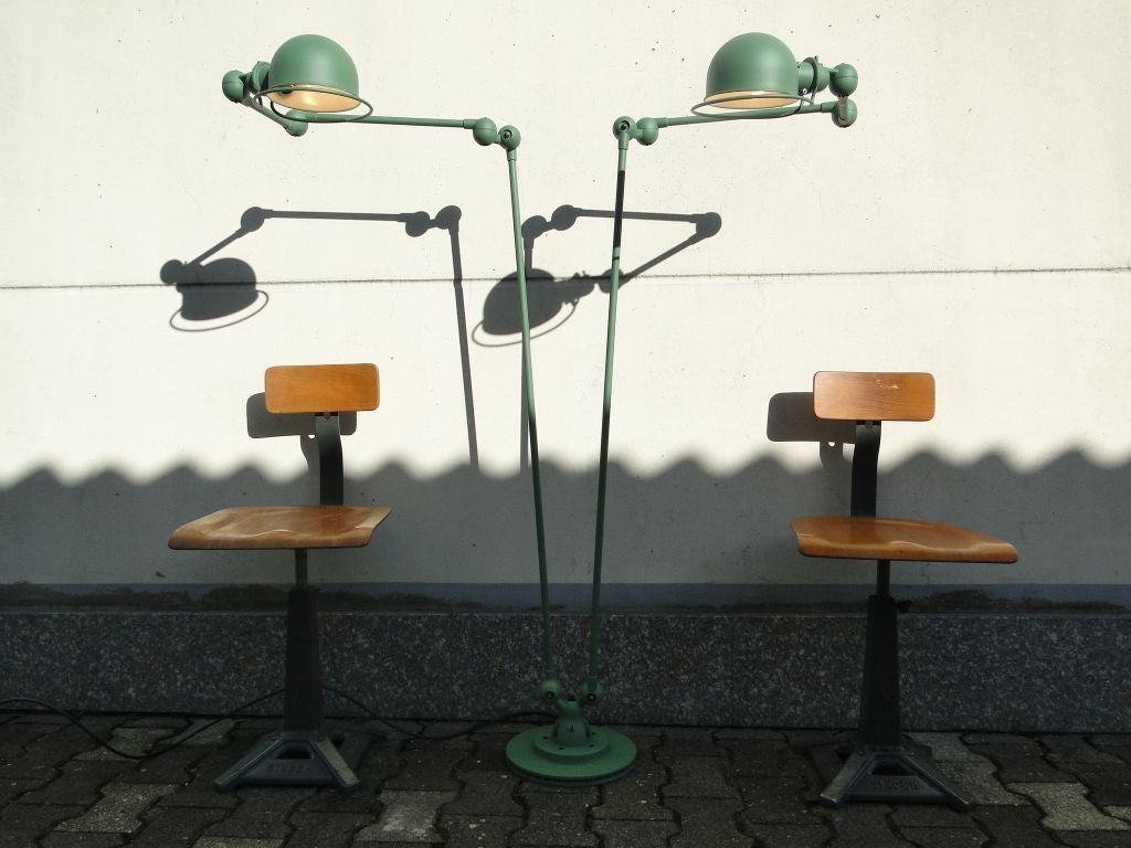 Vintage double 3-armed French industrial JIELDE reading lamp
designed by Jean-Louis Domecq in the 1950's

This Original outstanding Jielde floor lamp was restored carefully and professionelly painted in reseda green (RAL 6011)
1st arm