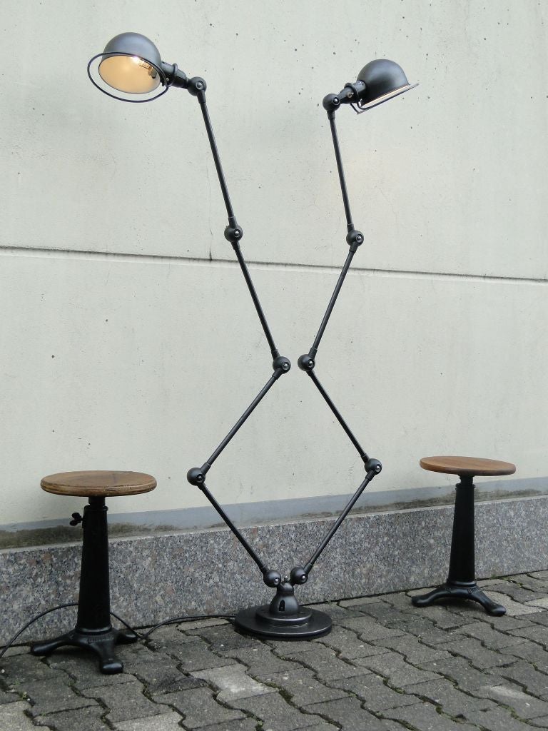 Vintage double 4-armed French industrial JIELDE reading lamp
designed by Jean-Louis Domecq in the 1950's

This Original outstanding Jielde floor lamp was restored and graphite polished very carefull

4 arms on both sides - each arm measures