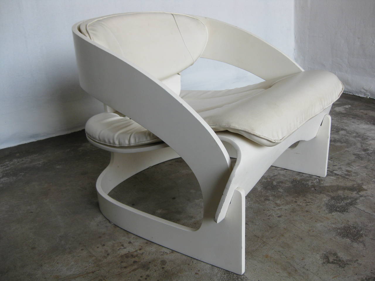 Fauteuil Joe Colombo modèle 4801 
conçu 1963 pour Kartel
composé de 3 parties en contreplaqué
édition limitée
rare à trouver avec les coussins d'origine