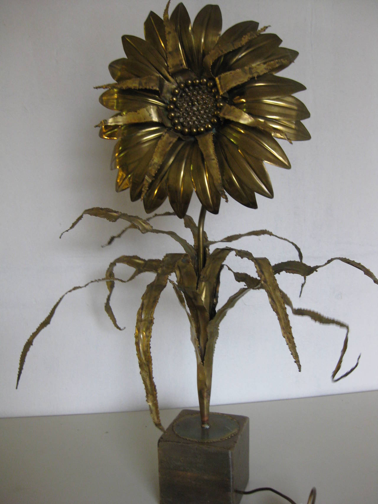 Grate French Sunflower lamp made of messing with stone base
4 lights in the back also signed in one of the leaves but cant read what it says
good condition