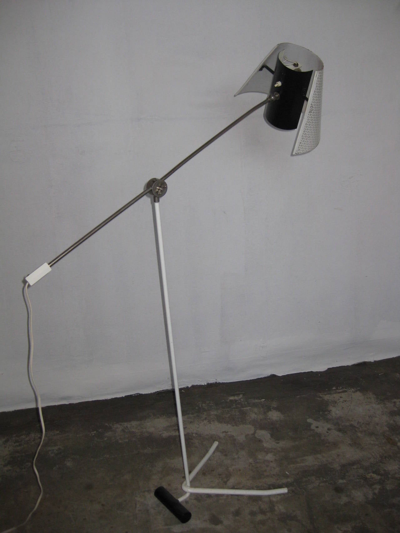 Une lampe sur pied originale des années 50 avec une base de 1m5cm de haut.
Le bras est réglable et s'étend sur 98 cm. Dans la position photographiée, il mesure 1m37 cm de haut mais vous pouvez bien sûr le baisser ou le monter.
La lampe est en