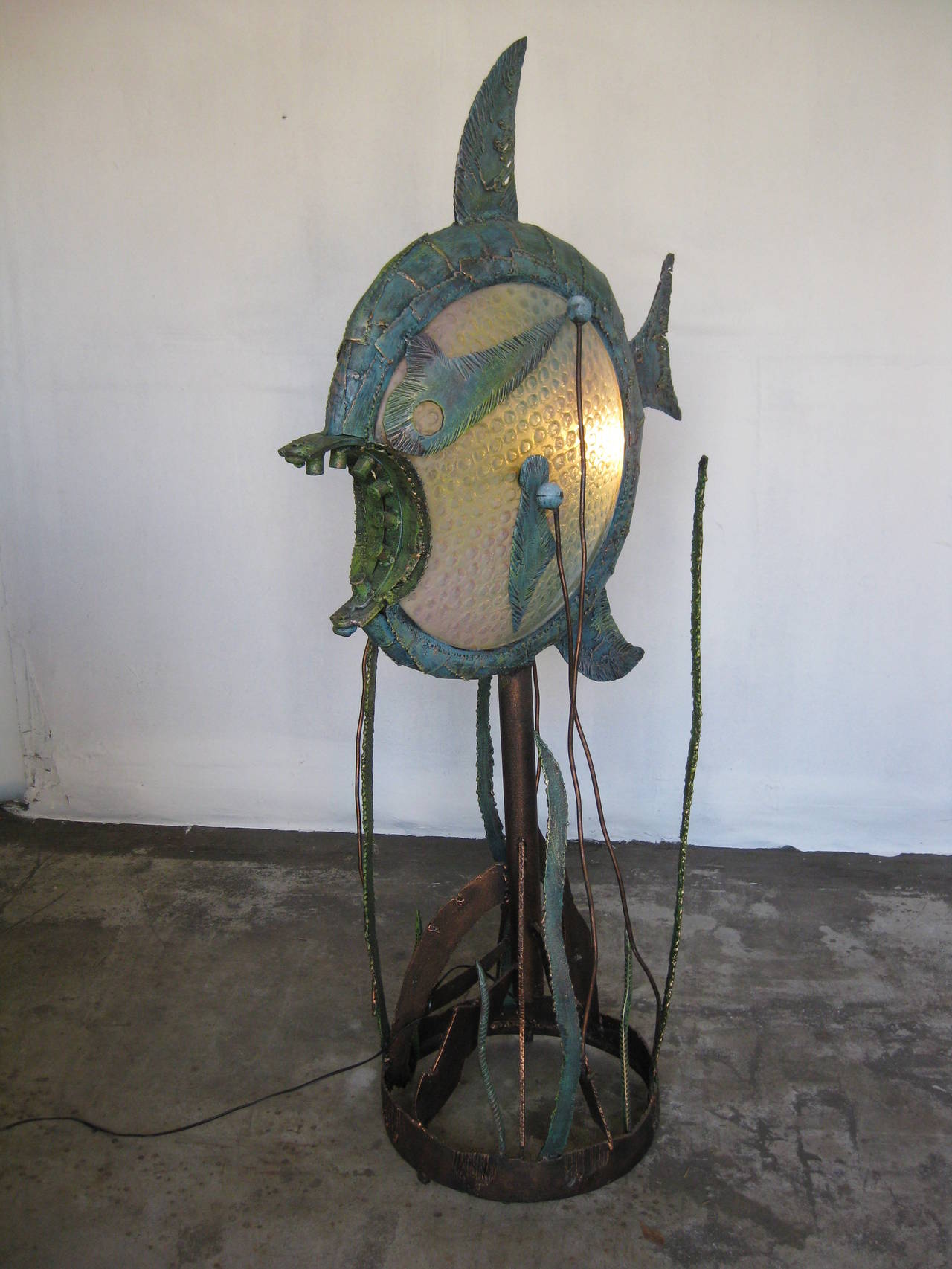 A very large and heavy floor lamp of 1 meter 63 cm.tall.
An absolute eye catcher,a one off.
Artist unknown.
Nice lighting effect when switched on because of the texture .
Production year unknown to me,i assume the 80-ies.
