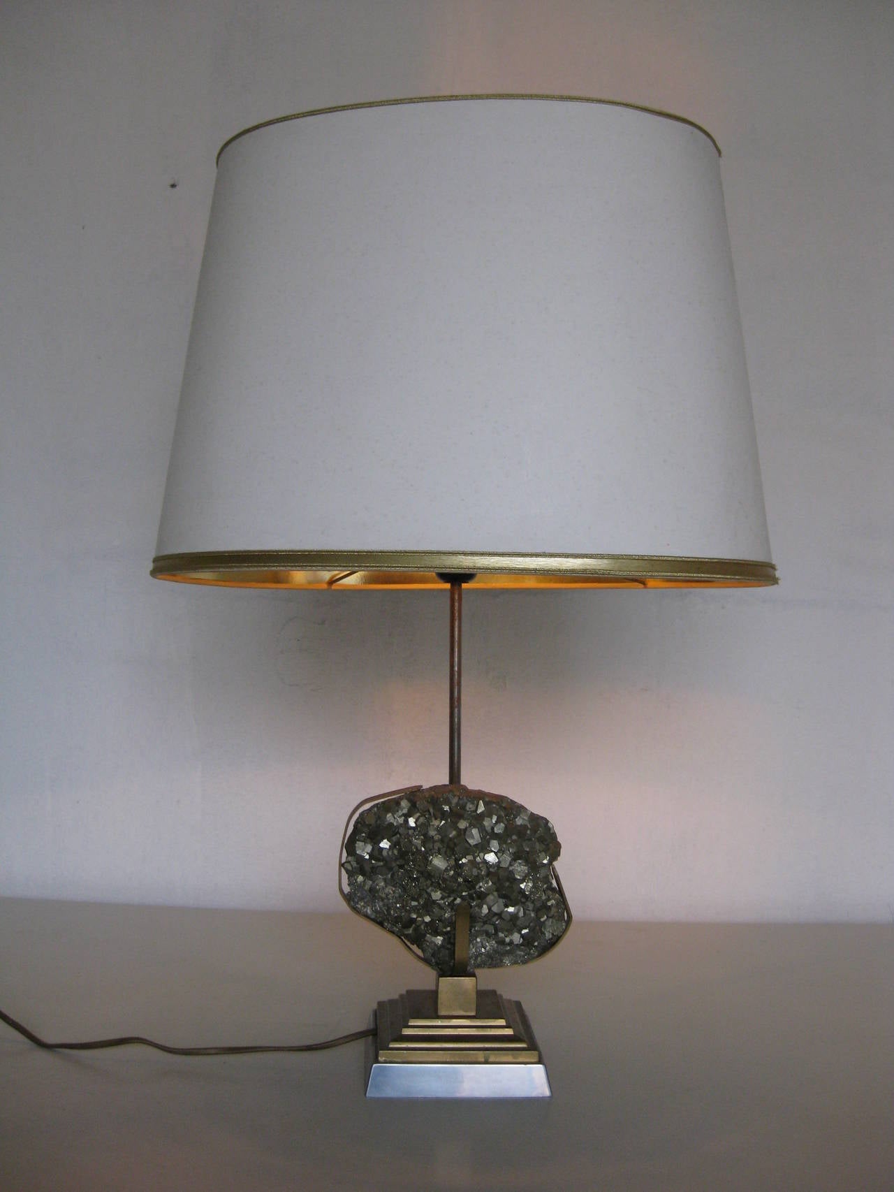 Willy Daro designed table lamp.
It stands on a copper foot stone inlaid.
The hood is made of like a paper cardboard material but solid.
Very good condition: there is a stain on the hood see photo. However you can turn this side to the wall and