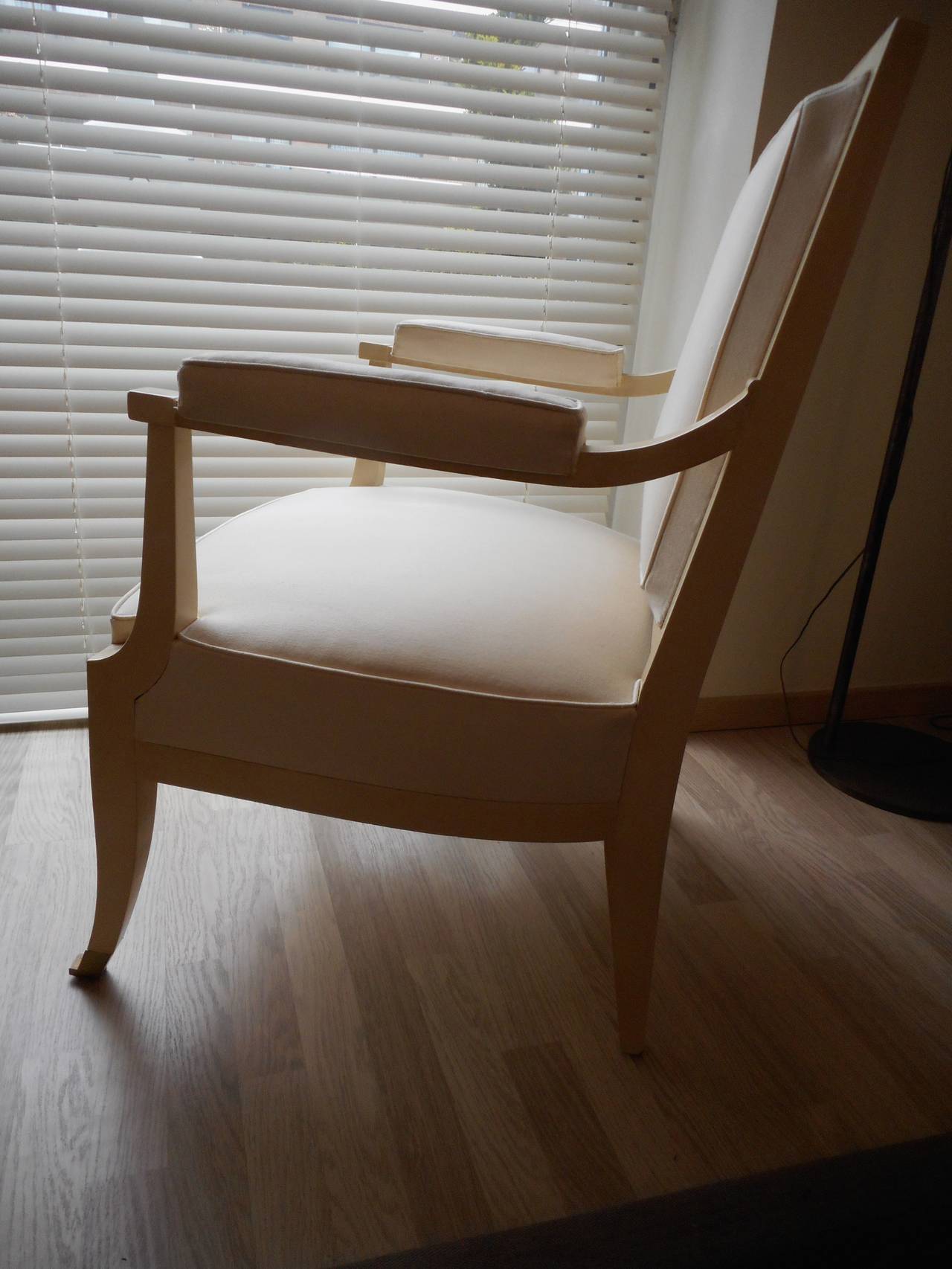 Elegant J. Quinet Ivory Lacquer Armchair In Excellent Condition For Sale In Brussels, BE