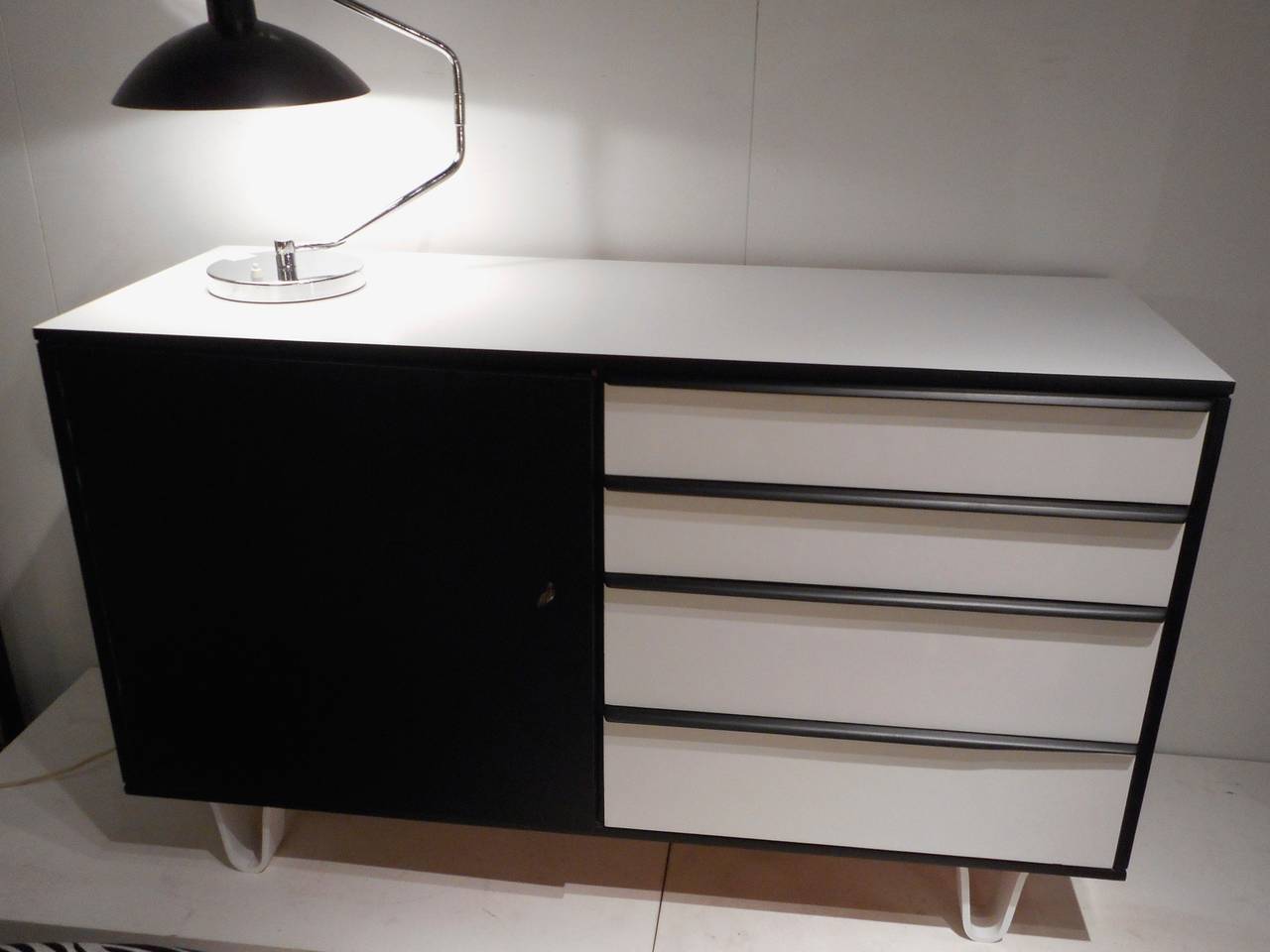 Black and white paint.
4 drawers.Birch and plywood interior.
Designed in 1954 for UMS Pastoe.
Original signed key.