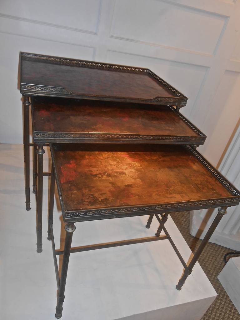 Mid-20th Century Elegant Set of Nesting Tables For Sale