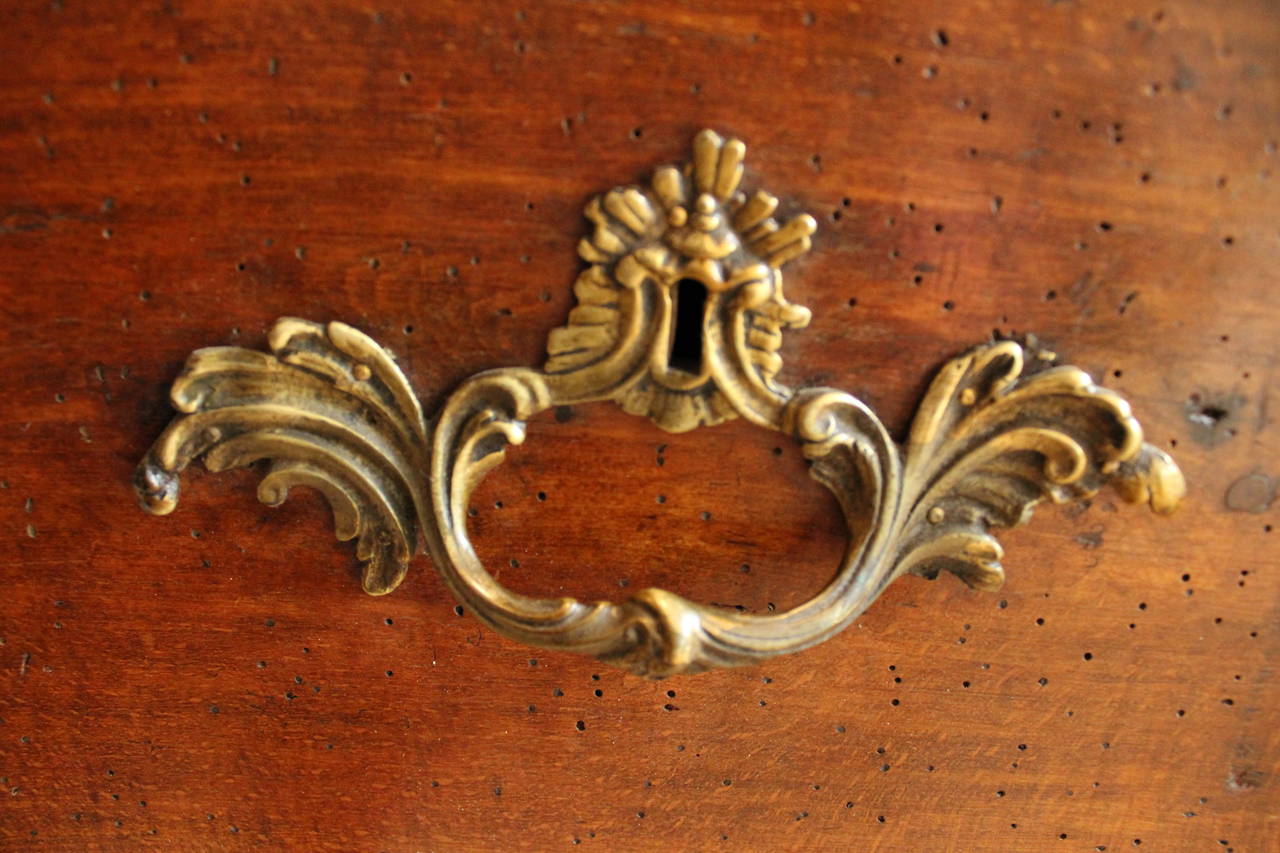 18th Century French Walnut Serpentine Commode In Good Condition For Sale In New Orleans, LA