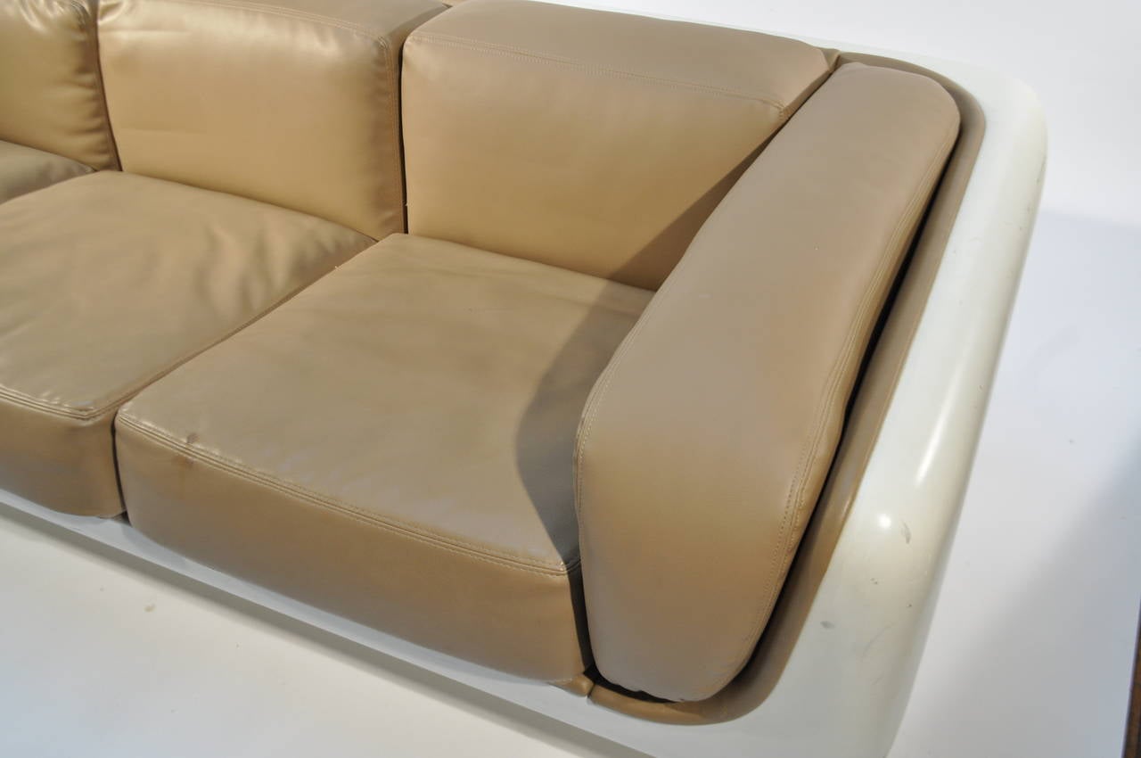For Steelcase, this two-piece set includes a lounge and three-seat sofa. Leather upholstery, fiberglass frame and Lucite base. A fantastic example of Space Age design, the 465 Soft Series was introduced in May 1972. Steelcase commissioned renowned