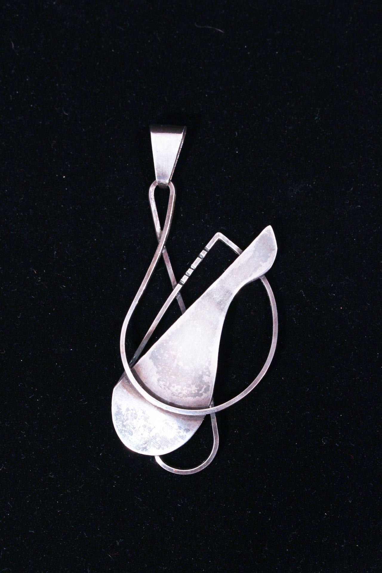 A beautiful Paul Lobel sterling pendant with sweeping and carefully crafted, rounded lines. Marked to back.

Dimensions: H 3.2