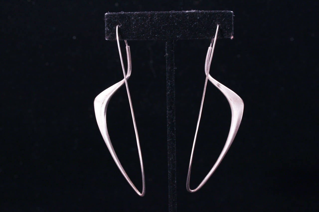 Beautiful and fantastic dimensioned earrings by Igor Kuznetsov, craft jewelry maker.

Dimensions: H 3.5