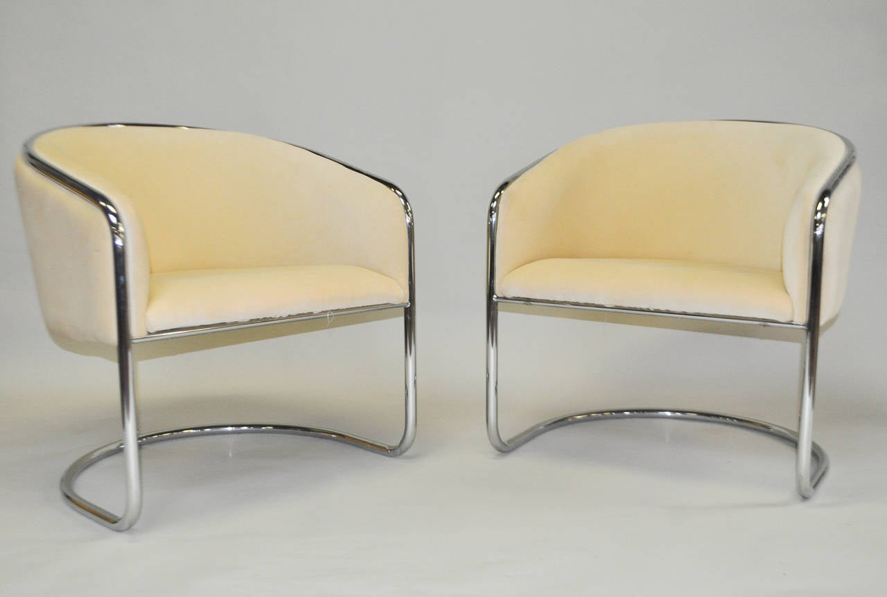 A beautiful pair of crème velvet armchairs by Thonet. The pieces feature a cantilevered tubular steel frame supporting contoured seats.

Dimensions: H 29