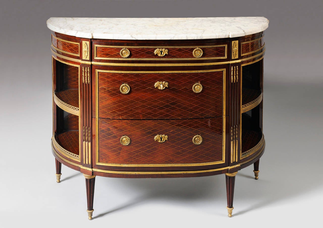 Demilune commode en encoignure in satinwood.
Braces pattern marquetry.

Attributed to Jean-Henri Riesener (1734-1806) became a maître on January 23rd 1768.