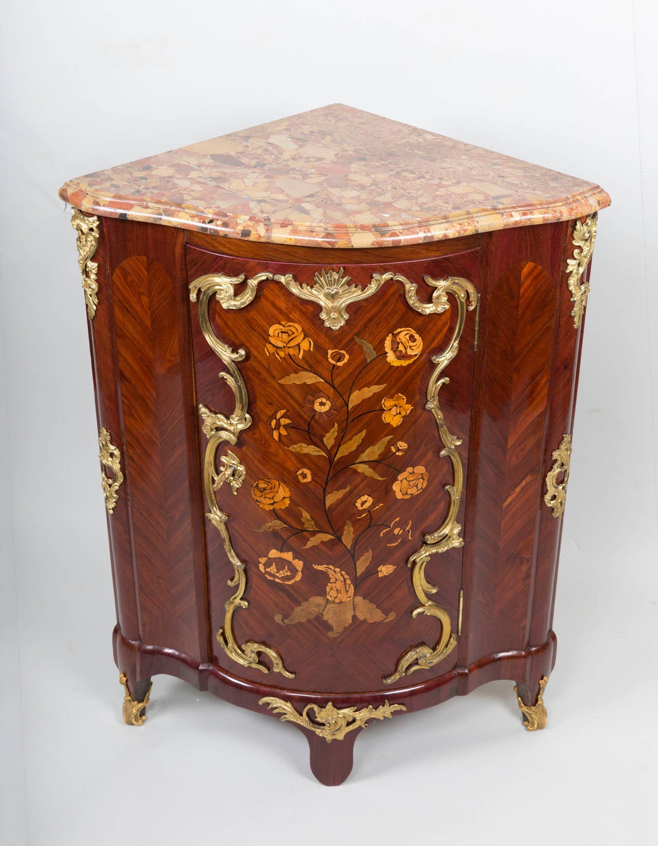 Floral marquetry in amaranth and satinwood with an exceptional bronze decorum.

Attributed to Jean-Pierre Latz (1691-1754).