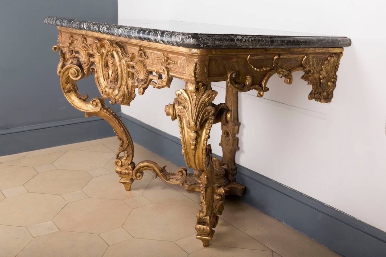 Richly sculpted console ornamented with acanthus flowers and foliage patterns.
Parisian work from the Regency period.

Grey marble top.