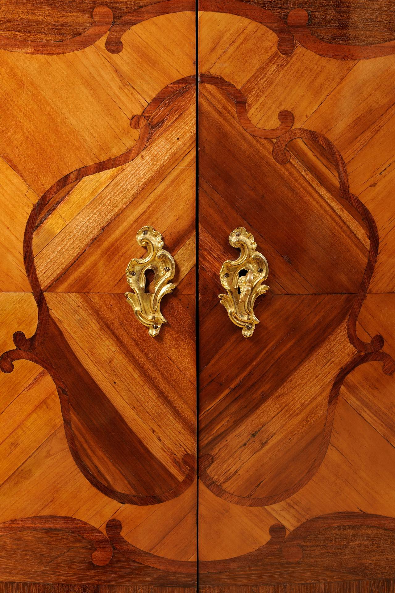 Beautiful satinwood and tulipwood marquetry.

Work from the Louis XV period stamped by François Lebesgue (+ 1765).