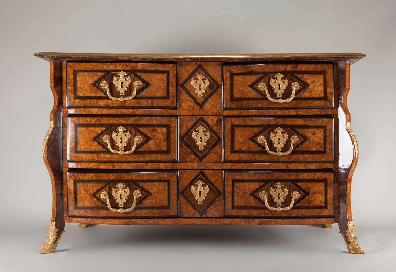 Commode inlaid with burr amboine, walnut and rosewood.
Brass traverses and bronze ornament.

Work from the Dauphinois attributed to Thomas Hache (1664-1747).