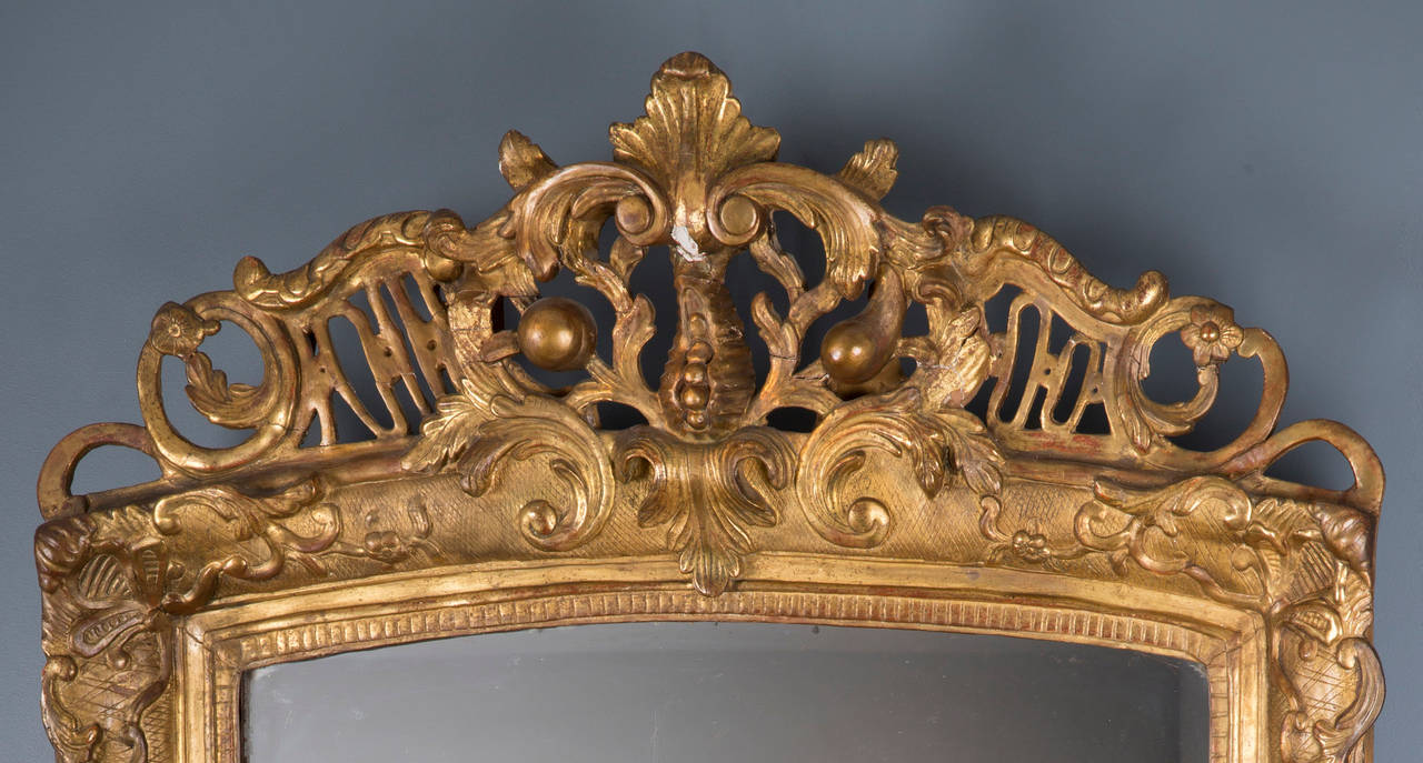 French Regency Carved Giltwood Mirror In Good Condition For Sale In Paris, FR