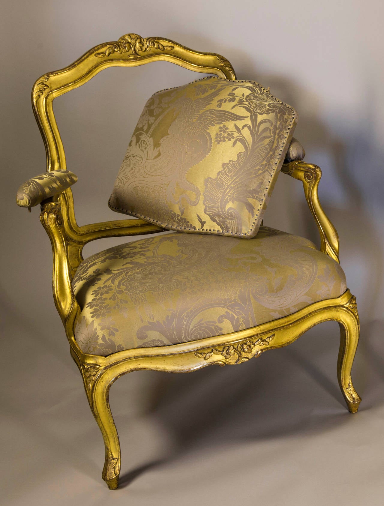 Pair of gilded wood armchairs à châssis of the Louis XV period carved with flowers and acanthus leaves.
Back, base and armrests removable.
This Parisian work is attributed to Jean-Baptiste Meunier (declared master cabinet maker in
