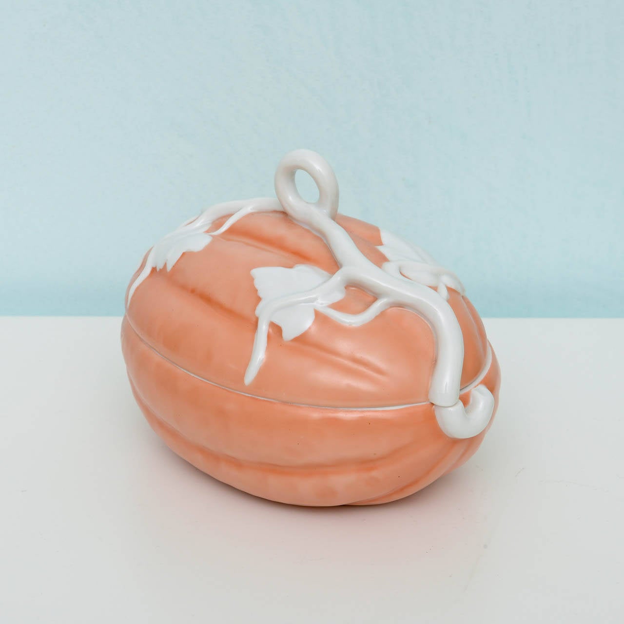 Mottahedeh Squash Ceramic Covered Tureen In Excellent Condition In New York, NY