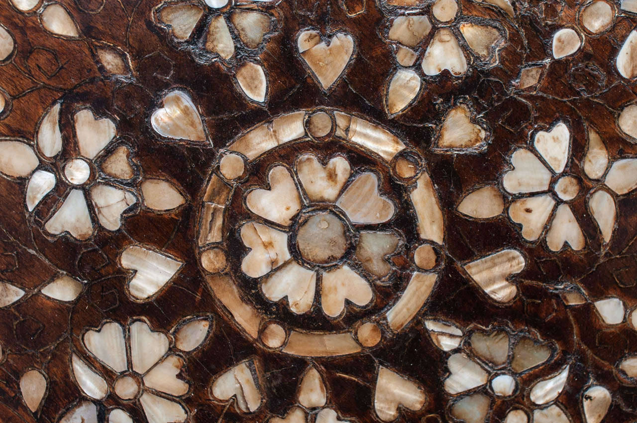 Paire de tables d'appoint ottomanes Empire en marqueterie de nacre 1