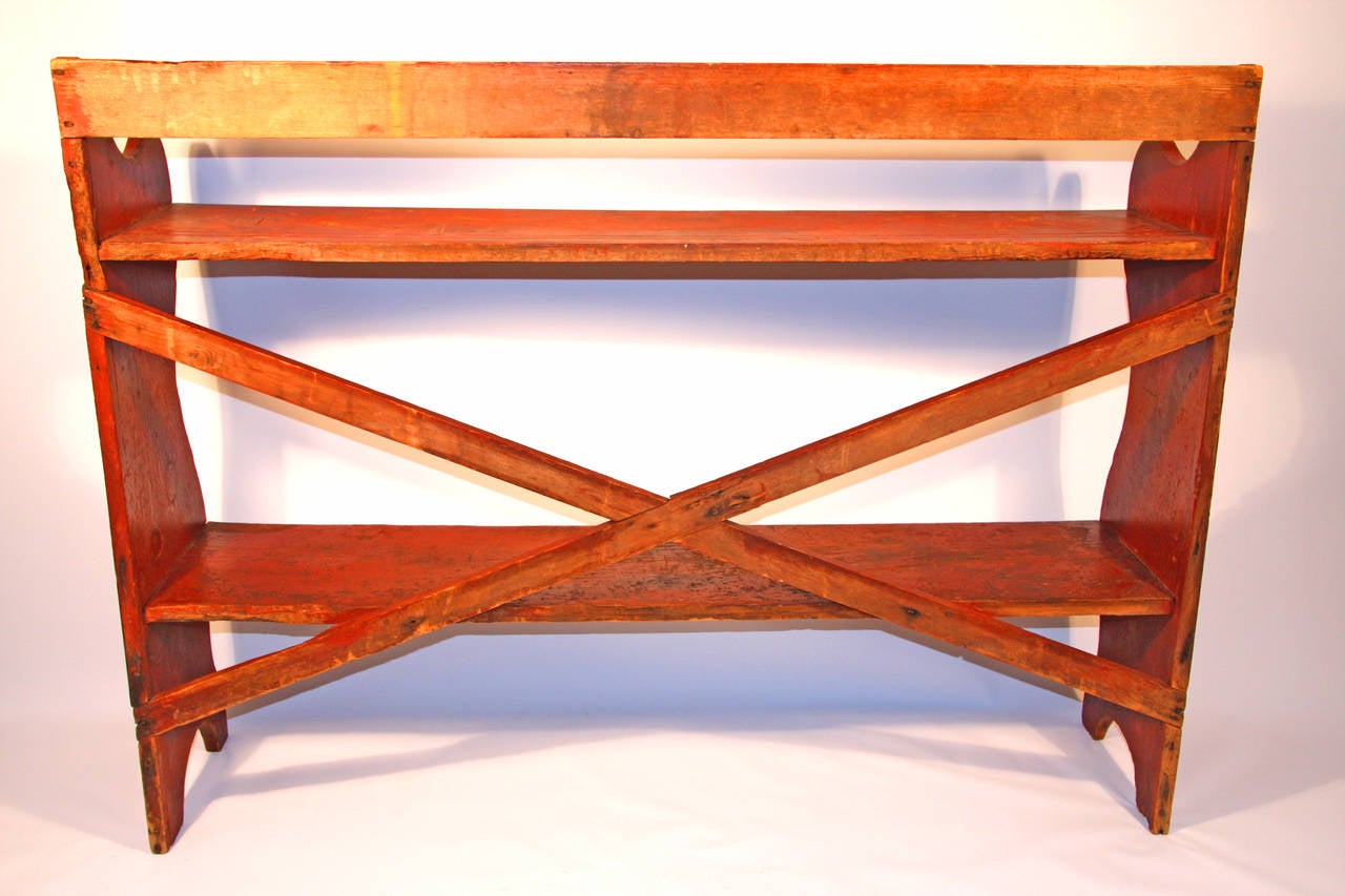 19th Century Pennsylvania Painted Pine Bucket Bench in Old Red Surface In Excellent Condition For Sale In Woodbury, CT
