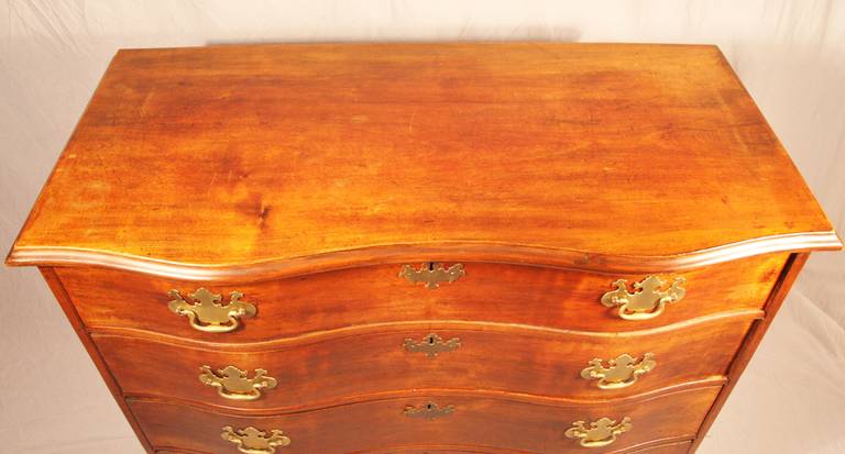 Mid-18th Century New England Maple Oxbow Chest of Drawers In Good Condition In Woodbury, CT