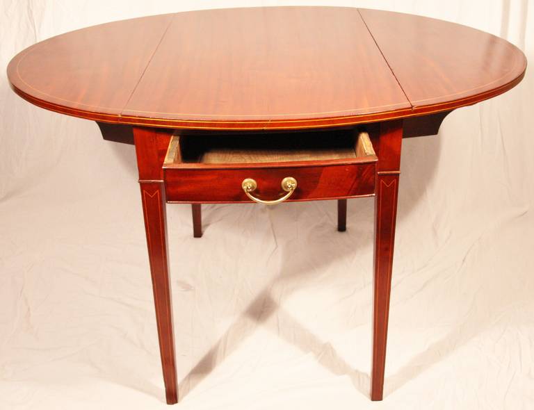 19th Century Hepplewhite Mahogany Pembroke Table with Satinwood Inlay In Good Condition In Woodbury, CT
