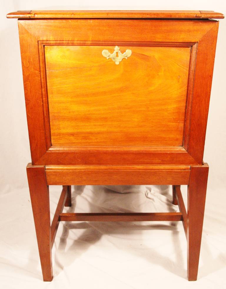 Early 19th Century Hepplewhite Mahogany Cellarette with Federal Eagle Inlay 1