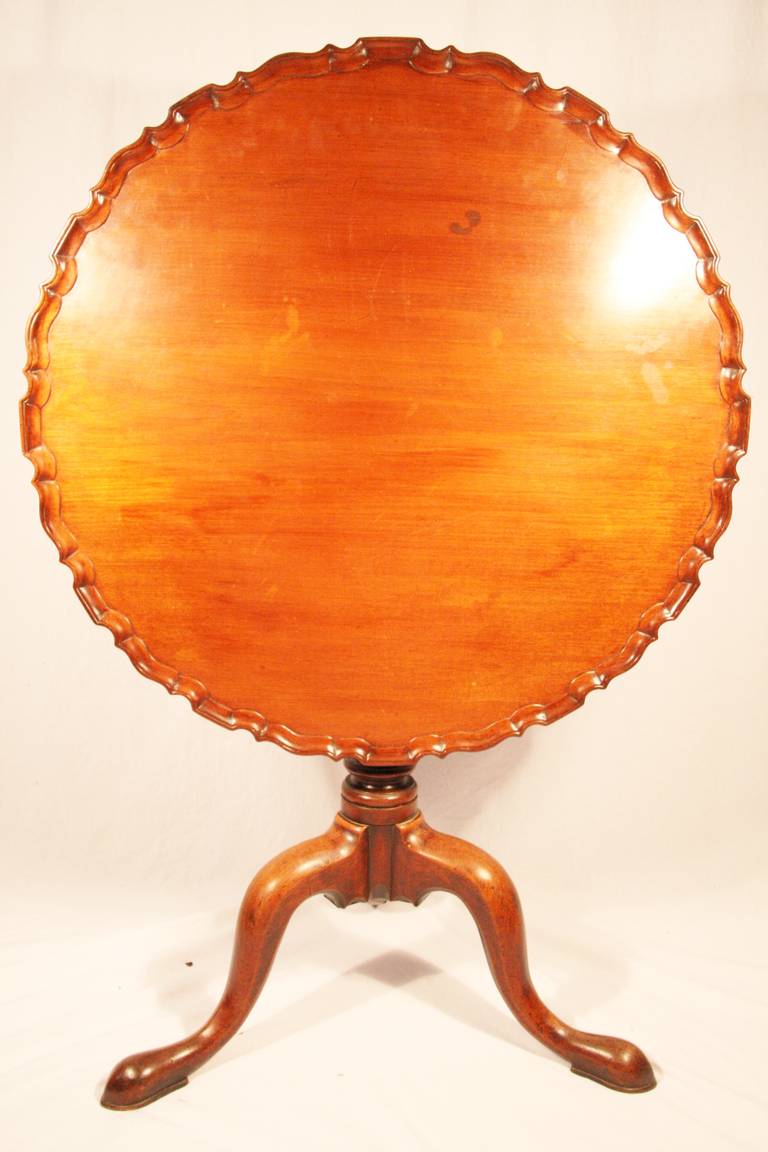 Fine mahogany tilt top pie crust tea table, the mahogany top having a very finely carved pie crust edge sitting atop a boldly turned pedestal with three tapering cabriole legs ending in pad feet.  Connecticut, circa 1760.

NOTE that shipping is an