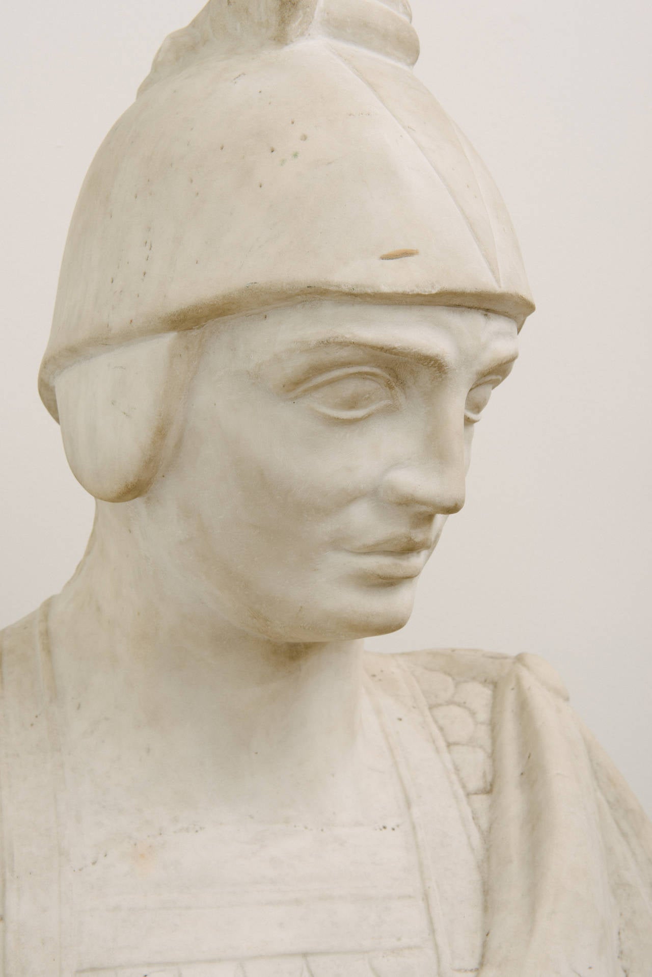 Une belle et grande sculpture italienne en marbre représentant un soldat romain, datant du début du 20e siècle. Mesures : 33