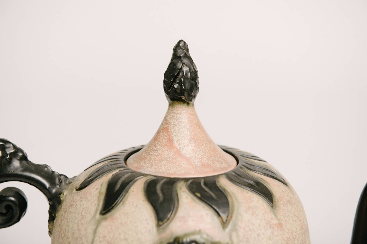 Dies ist eine schöne Vase aus Steingut von S. Hublet, hergestellt in Belgien. Er hat eine granitartige Oberfläche in Beige, Rosa und Schwarz, die durch frei geformte Chevrons auf der Ober- und Unterseite akzentuiert wird. Das Zentrum dieser