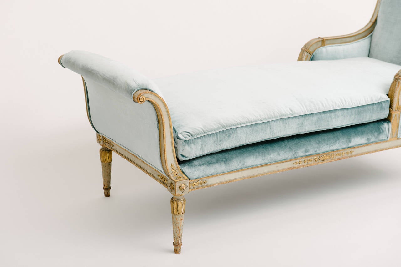19th Century Neoclassical Style Painted and Gilt Chaise Lounge In Excellent Condition In Houston, TX