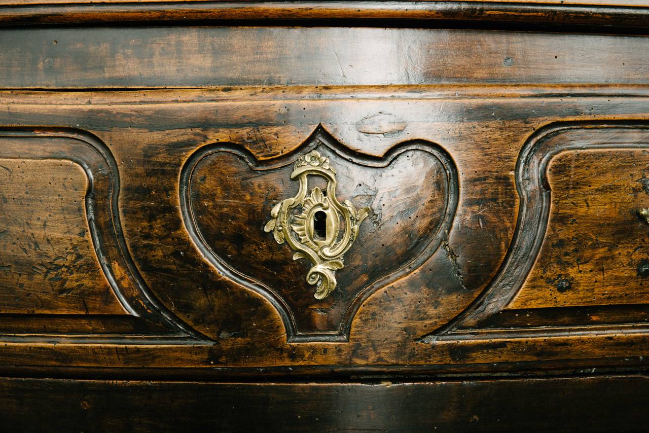 Smussato Commode in legno di noce Luigi XV del XVIII secolo, francese in vendita