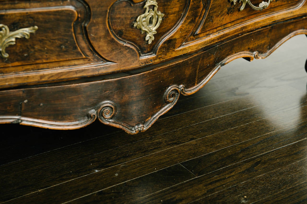 18th Century, French, Louis XV Walnut Commode In Good Condition For Sale In Houston, TX