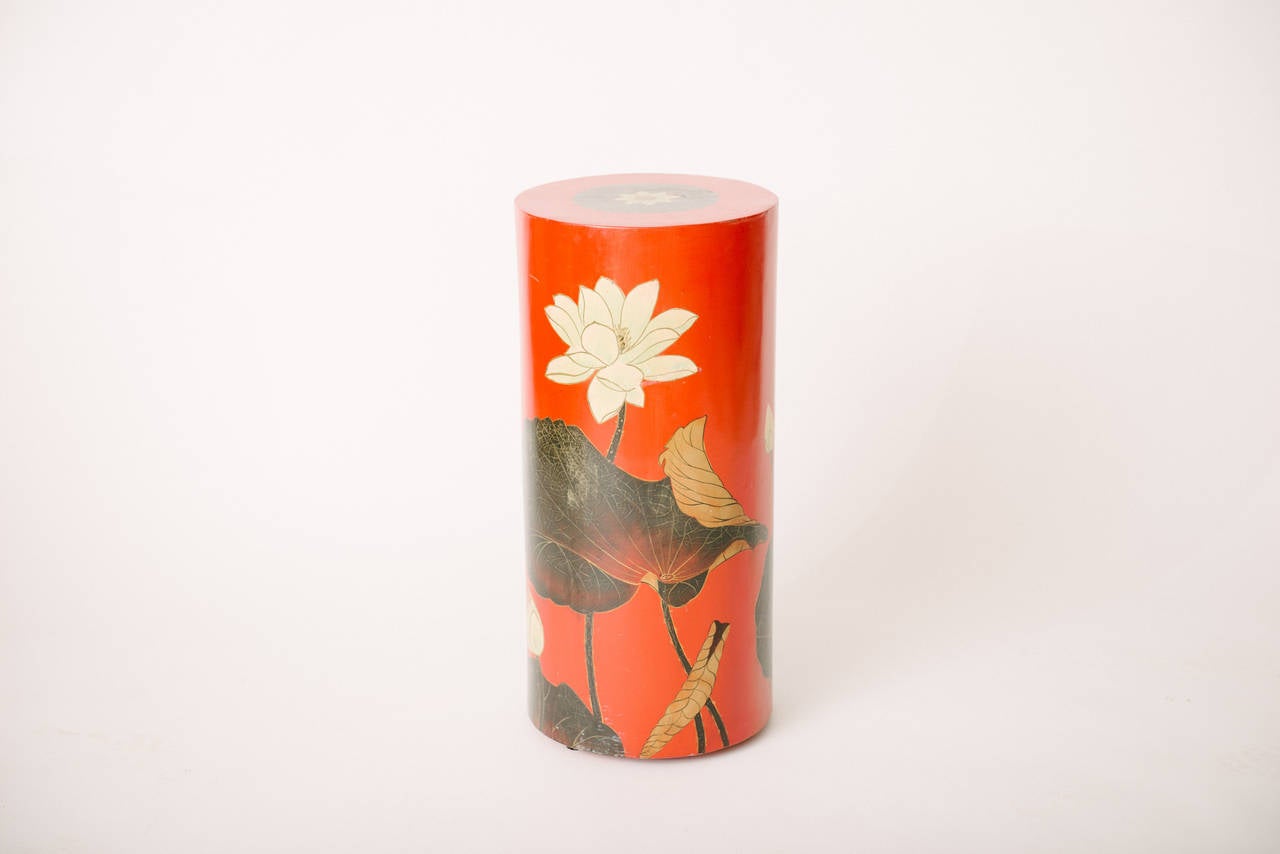 20ième siècle Vieux piédestal lotus laqué rouge en vente