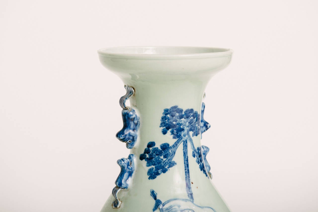 Die Farben der einzelnen Vasen sind nicht exakt gleich und lassen auf das Alter und die handgemalte Technik schließen.