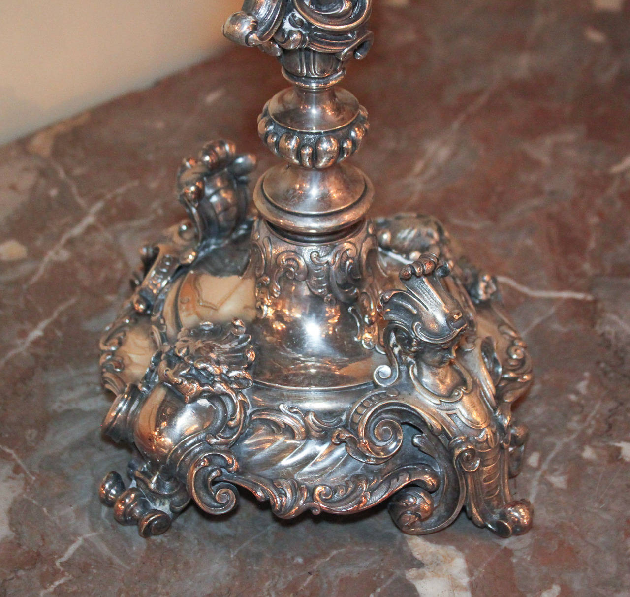 Superba coppia di candelabri argentati continentali In condizioni buone in vendita a Dallas, TX