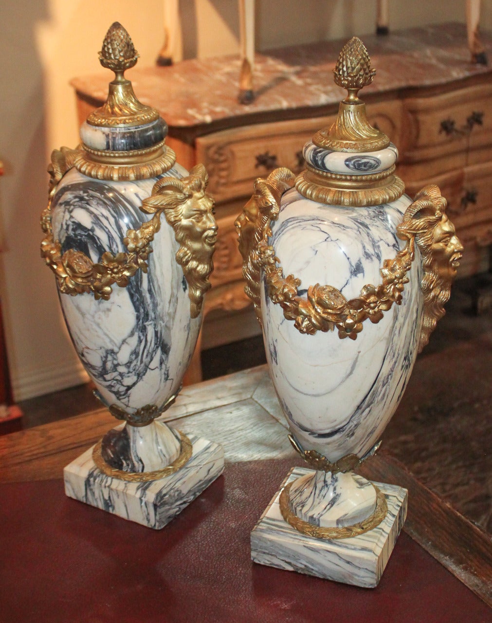 Superbe paire de Cassolettes françaises en marbre