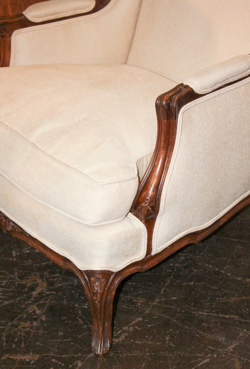 Pair of French Louis XV Bergeres In Good Condition In Dallas, TX