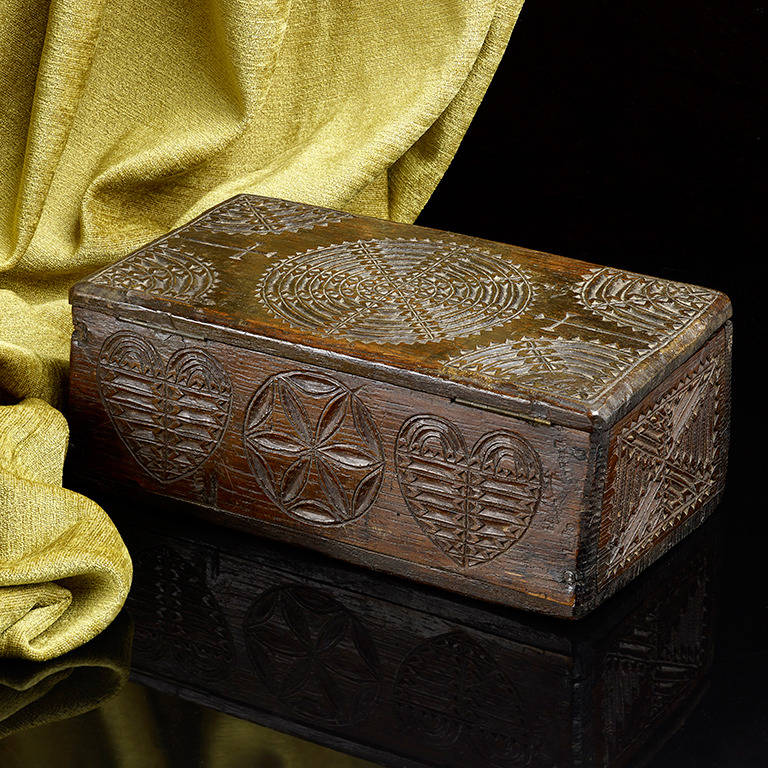 A Chip Carved Oak Missal Box (English, 1500) In Excellent Condition For Sale In Bewdley, Worcestershire