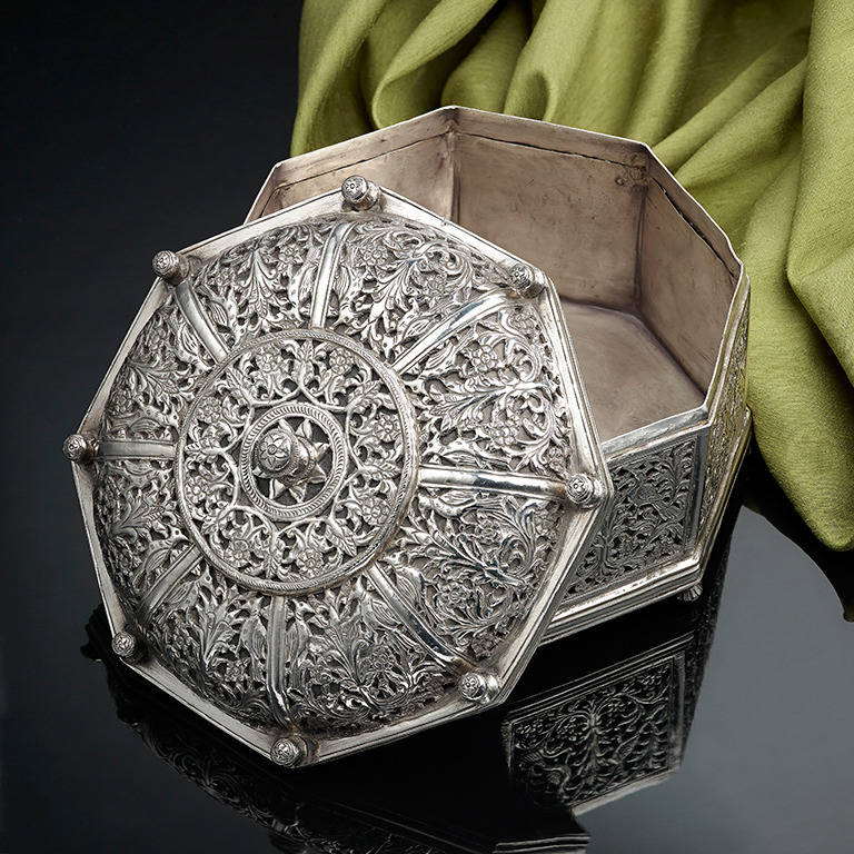 Very Rare Indo-Portuguese Silver Octagonal Box, Portugal 17th Century In Excellent Condition For Sale In Bewdley, Worcestershire