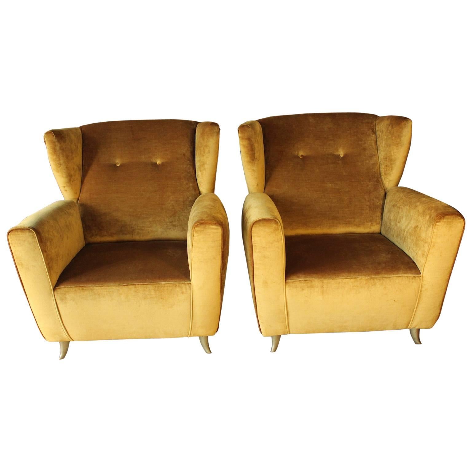Zwei zeitgenössische Sessel aus goldenem Samt mit Messingbeschlägen im Stil der 1960er Jahre im Angebot