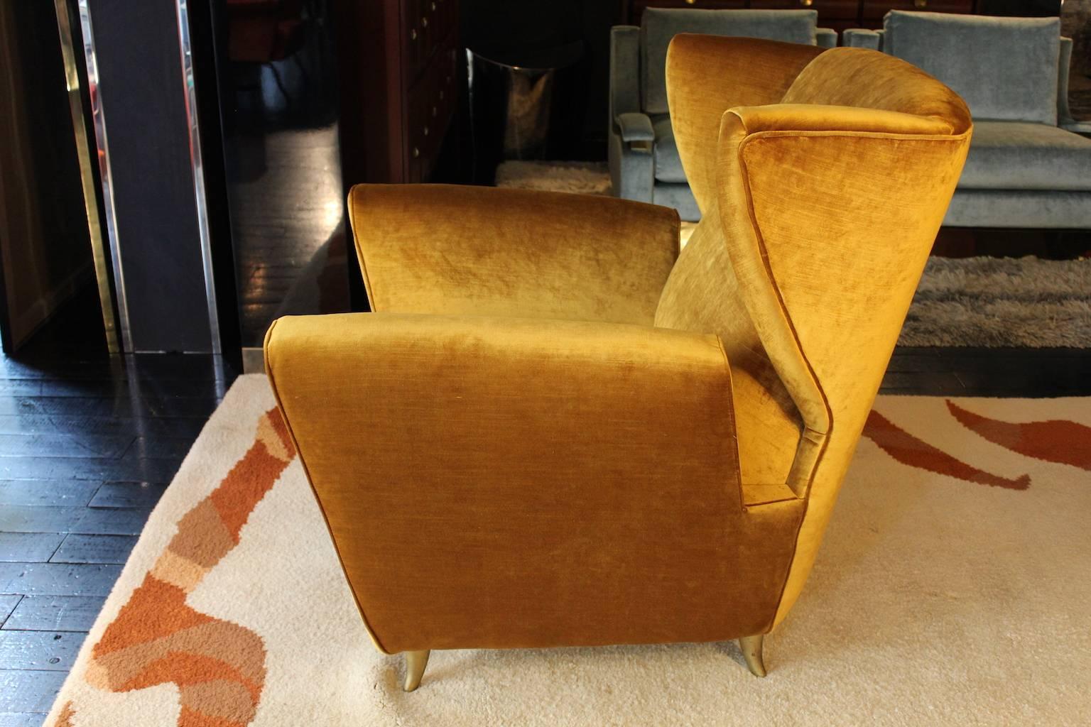 Modern Pair of Contemporary Gold Velvet Armchairs with Brass Fittings, 1960s Style For Sale