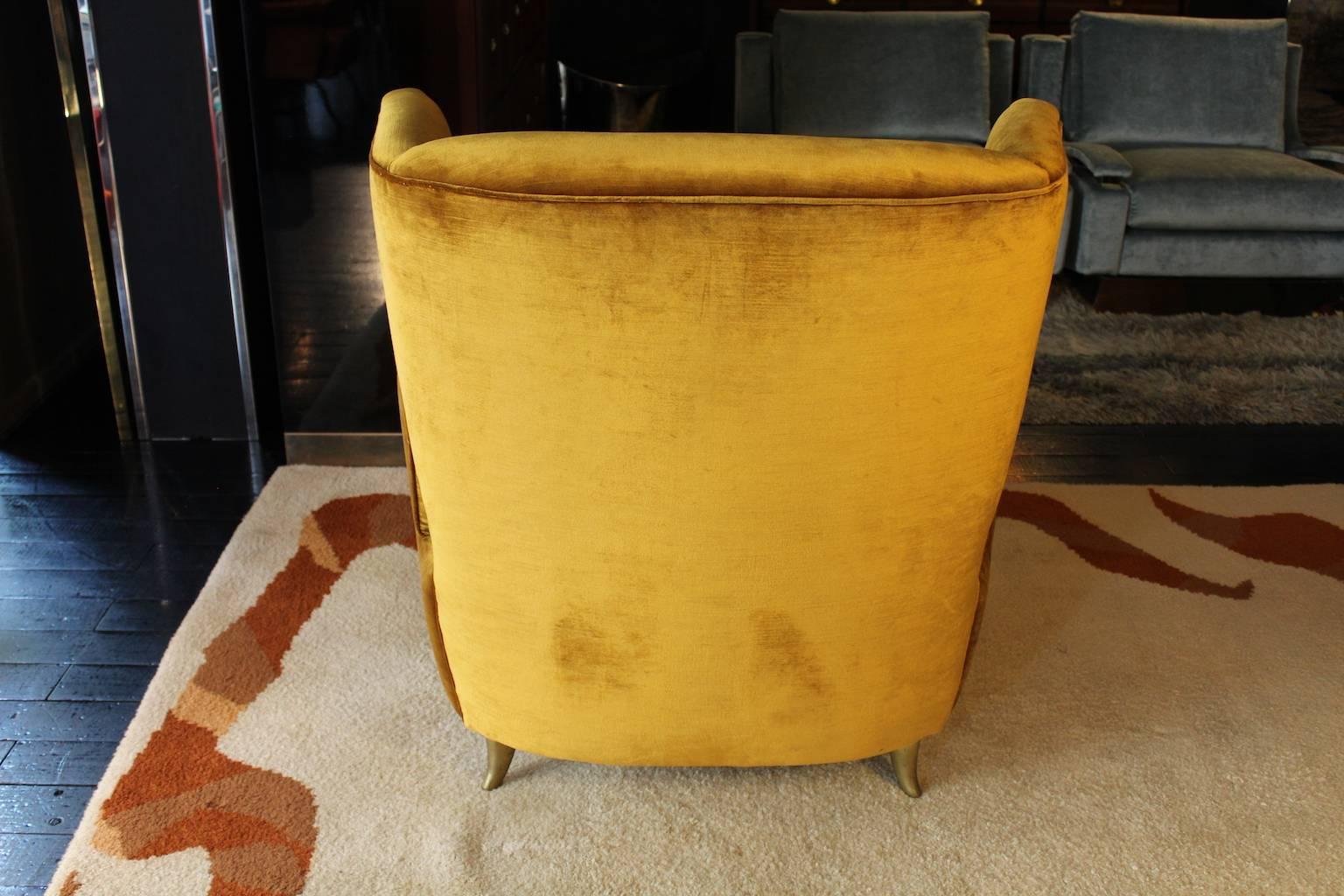 Italiano Coppia di poltrone contemporanee in velluto dorato con finiture in ottone, stile anni '60 in vendita