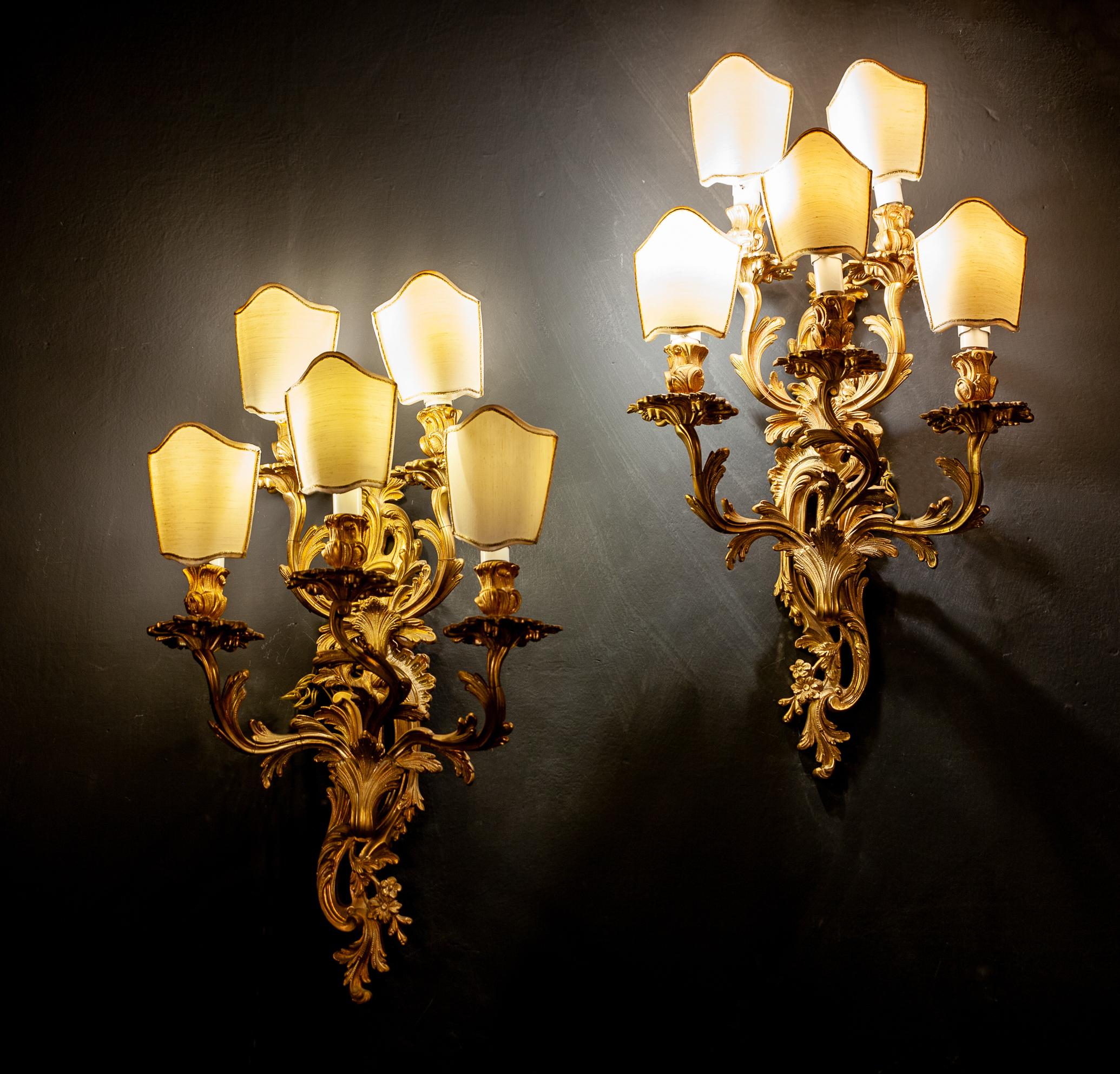 Pair of 19th Century Louis XV Style Gilt Bronze Five Arms French Sconces, 1890s im Zustand „Hervorragend“ in Rome, IT