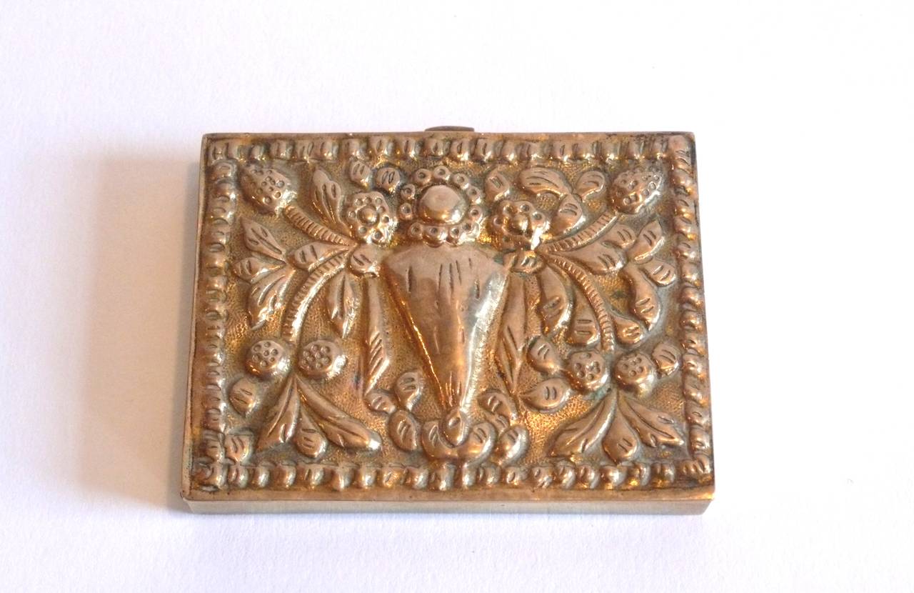 Poudrier en bronze doré Line Vautrin

Miroir et tamis à poudre d'origine à l'intérieur, signé au dos.