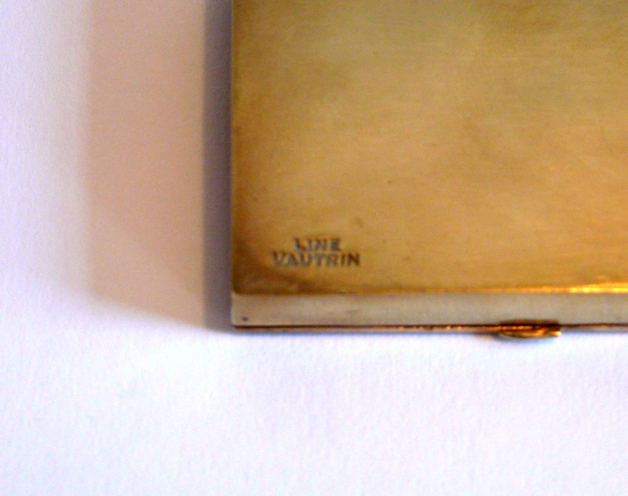 Poudrier en bronze doré Line Vautrin en vente 1