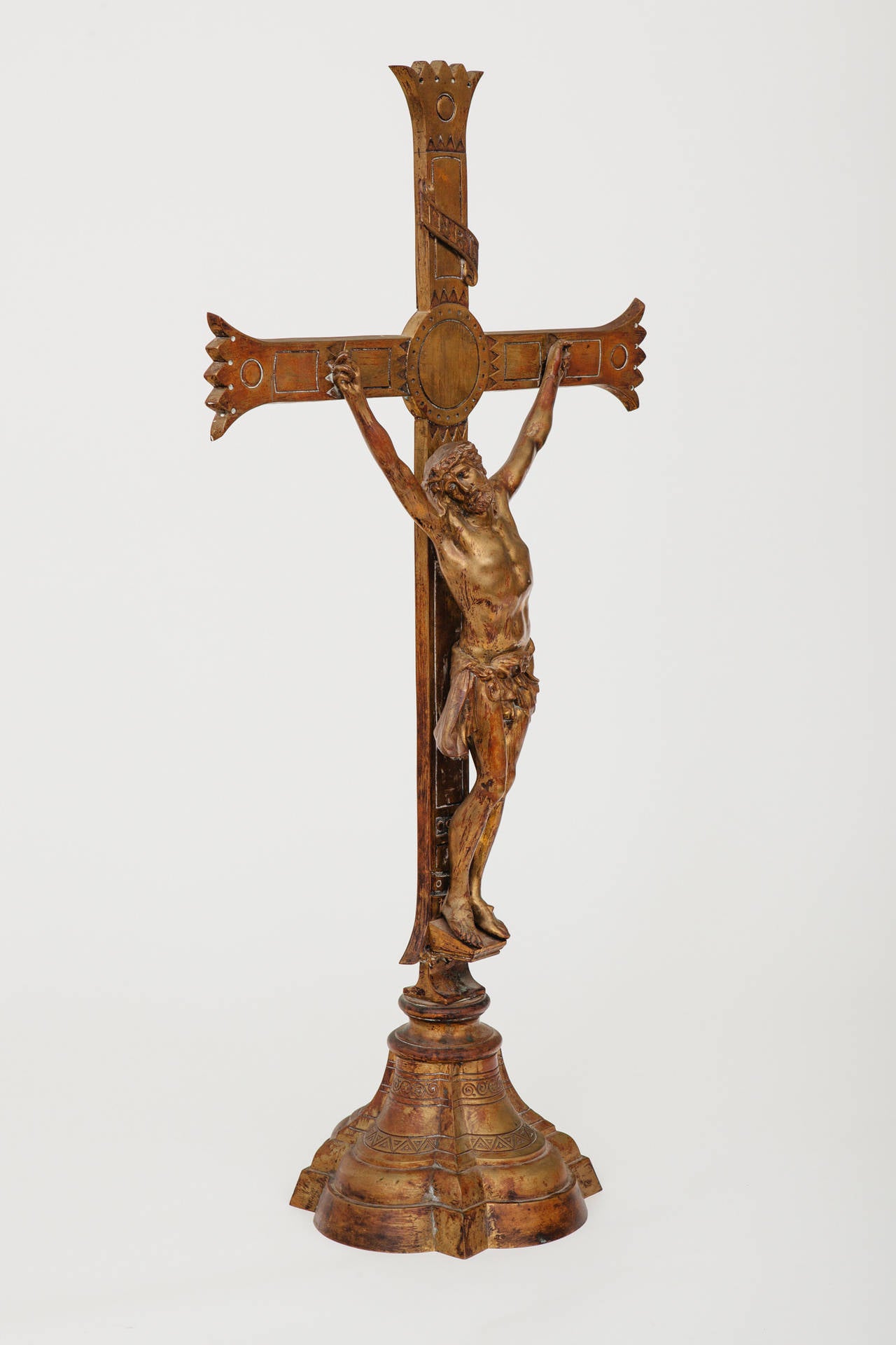 Énorme sculpture en bronze coulé représentant une croix avec le Christ.
Le travail d'après-coup et le modelage sont de grande qualité pour une figure de cette taille, comme en témoignent la ciselure des cheveux et le martelage de la croix.
Quatre