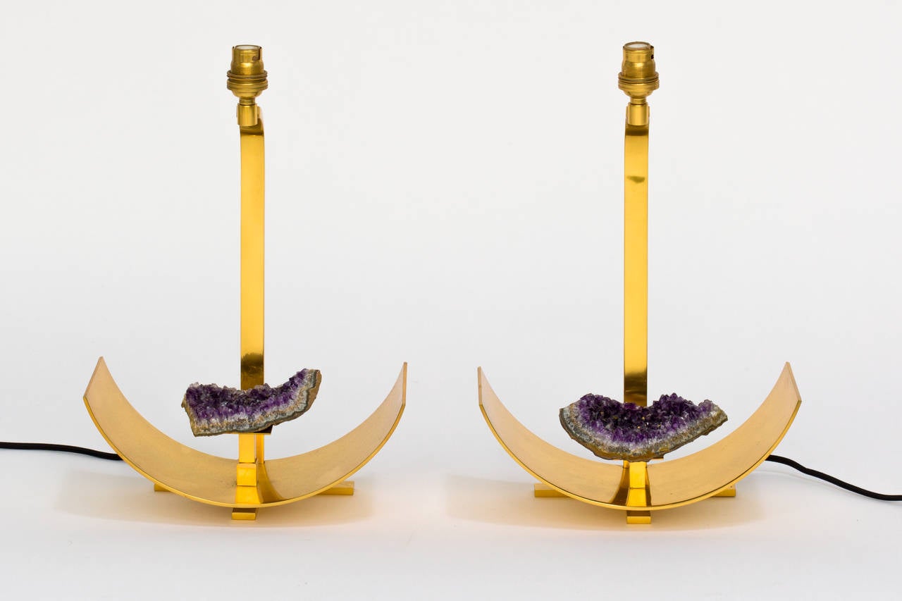 Pair of sculptural brass table lamps featuring natural amethyst fragments in the manner of Willy Daro.

In the Manner of: Willy Daro

Origin: United States

Dimensions: 10