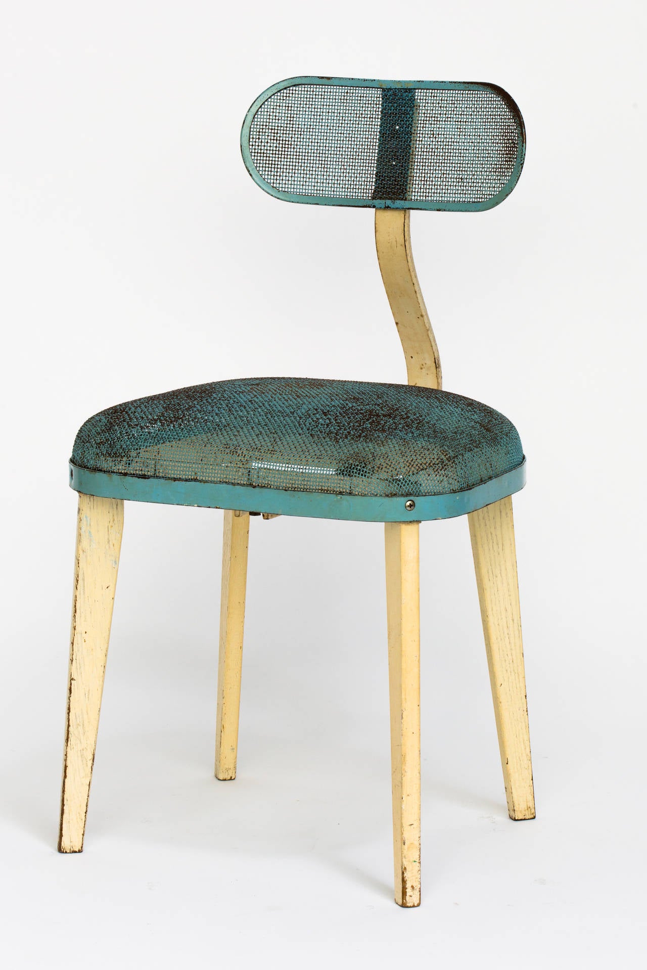 Chaise de style industriel en acier émaillé bleu et beige à la manière de Jean Prouvé.
Dossier réglable et pieds en bois.